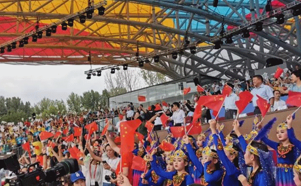 五大洲歡聚北京 五千人舞動世園-不亦樂乎.gif