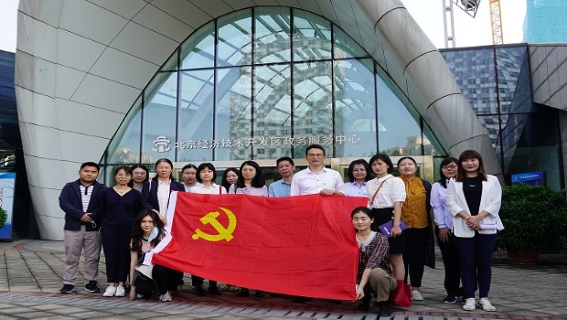 語言處黨支部和翻譯中心黨支部聯合開展“機關接地氣 干部走基層”主題黨日活動