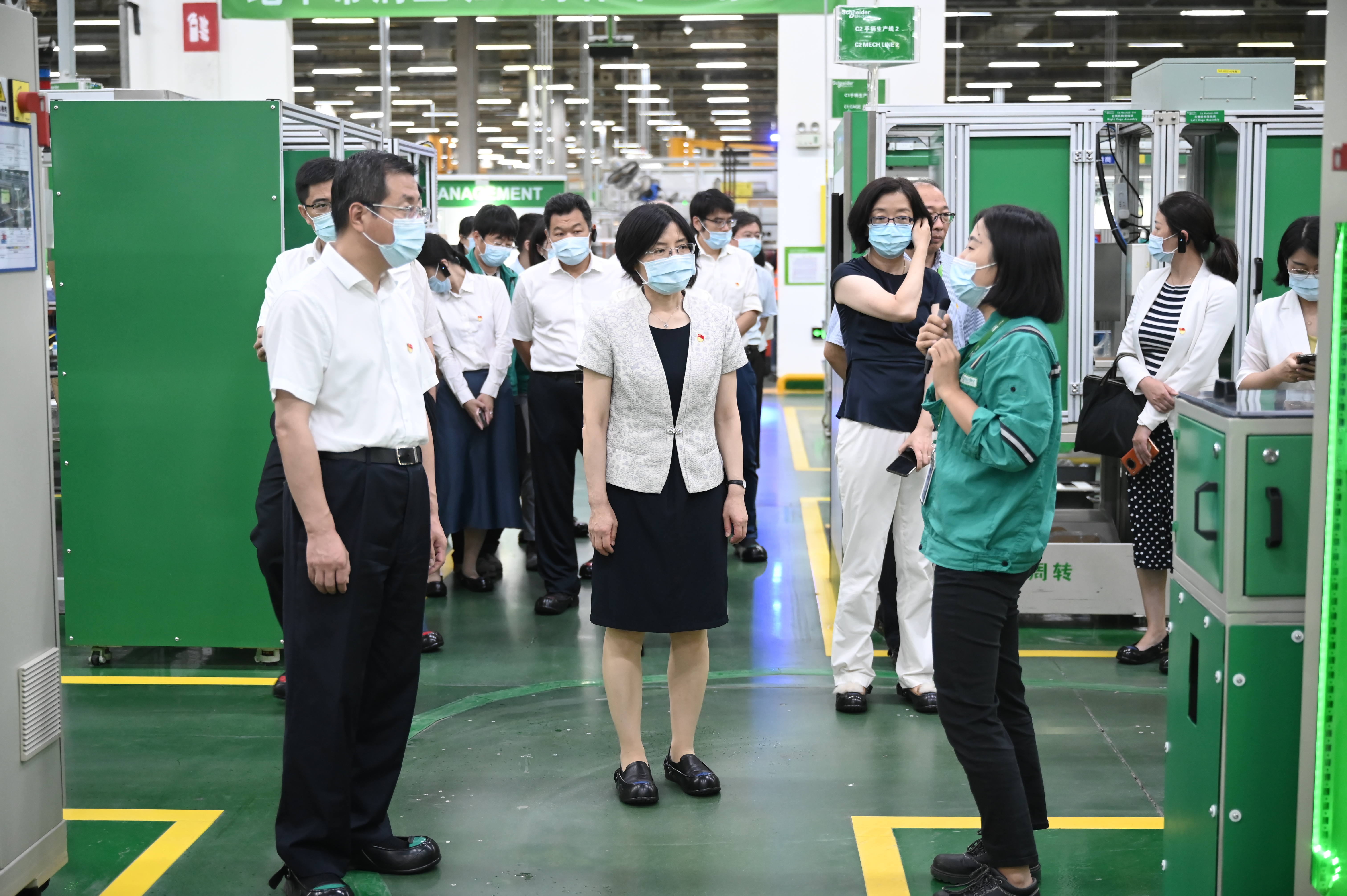 3、創新開展“我為群眾辦實事”活動  為經開區定制外事服務包.jpeg