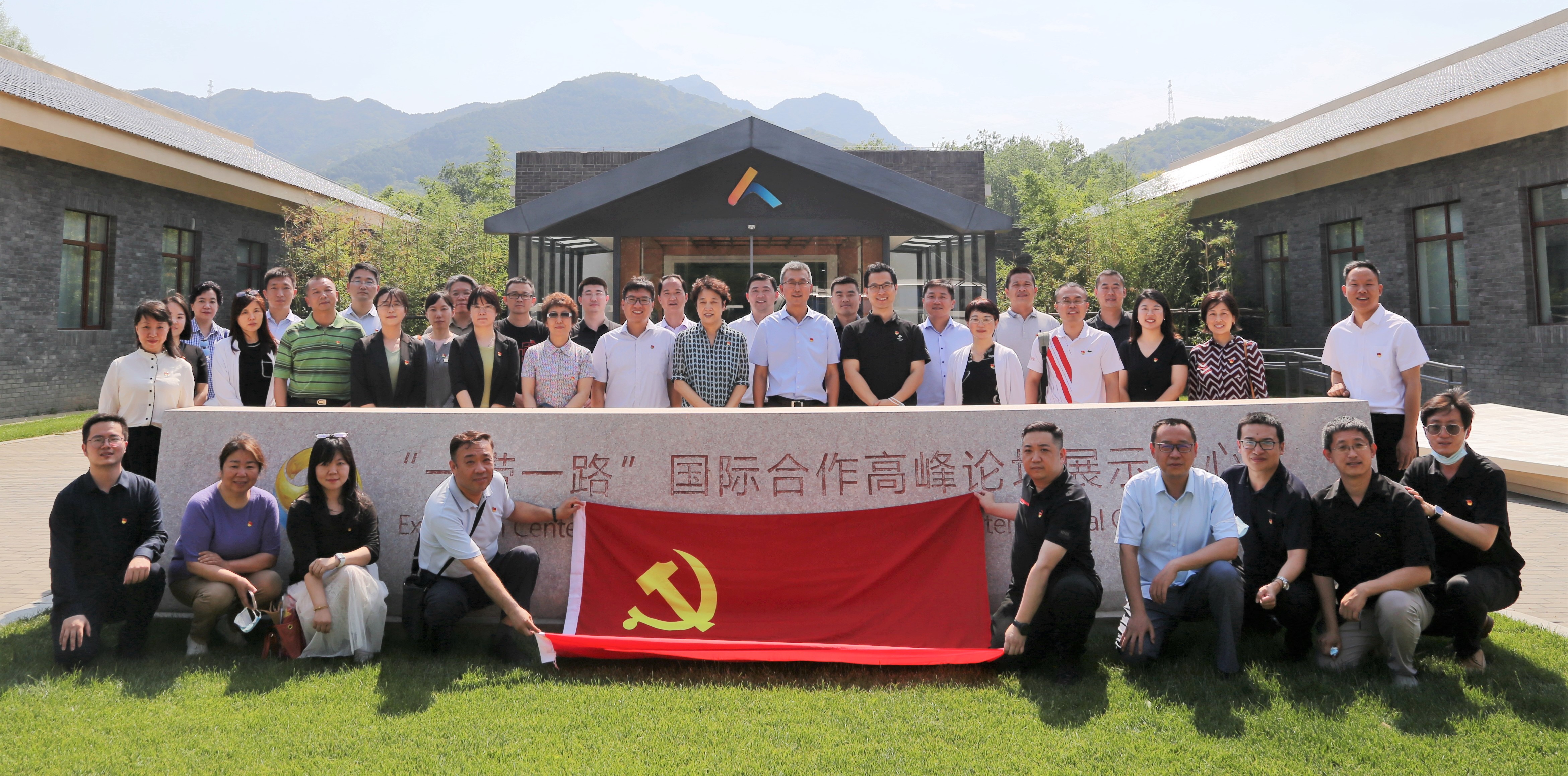 市外辦 市財政局聯合開展“感悟思想偉力·投身首都實踐”主題教育黨日活動.jpg